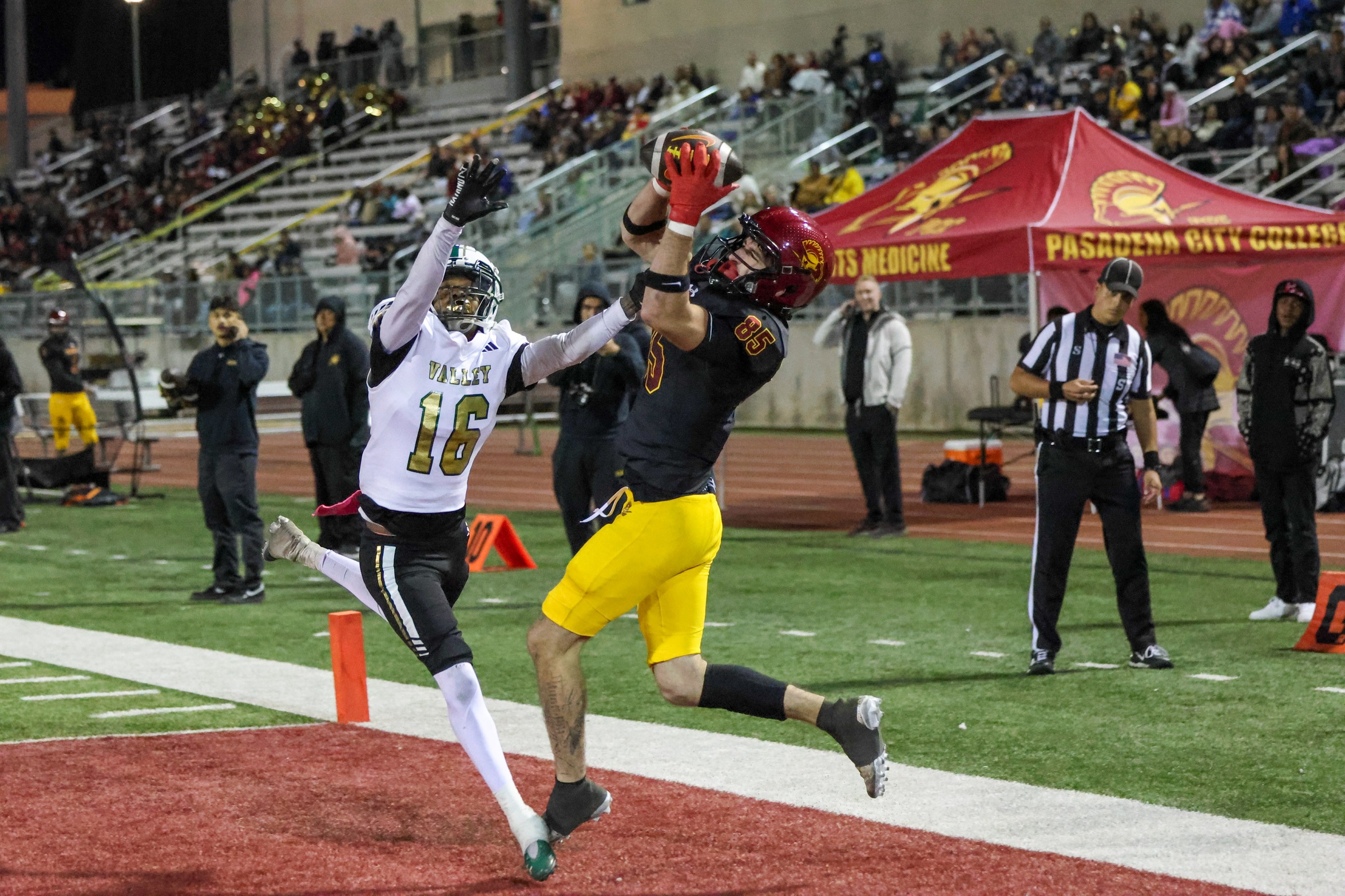 Maddux Mateski with one of his two TD catches in PCC's win on Saturday (photo by Richard Quinton).