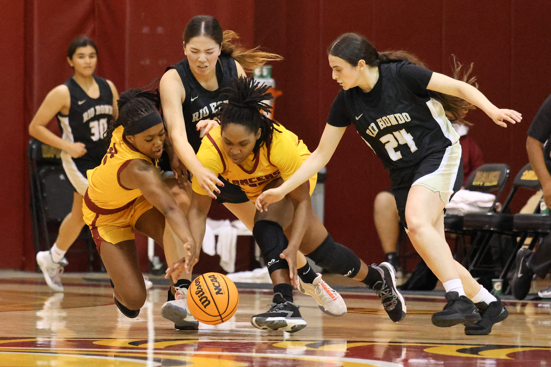 Abigail Saville (left) and Lamia Daley battle for the loose ball in Wednesday's win (photo by Richard Quinton).