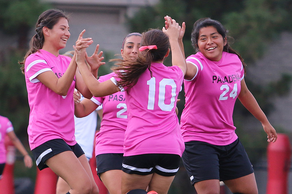 No Depth, No Problem For Women's Soccer in 3rd Straight Win